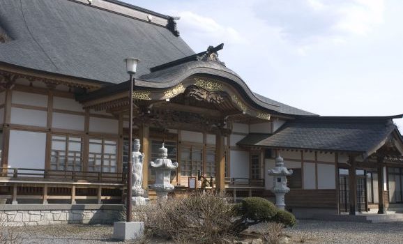 日本の葬送文化と家族の絆を象徴する位牌が果たす祈りと継承の役割
